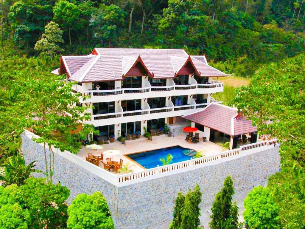 Aksarai Hotel Patong Exterior photo